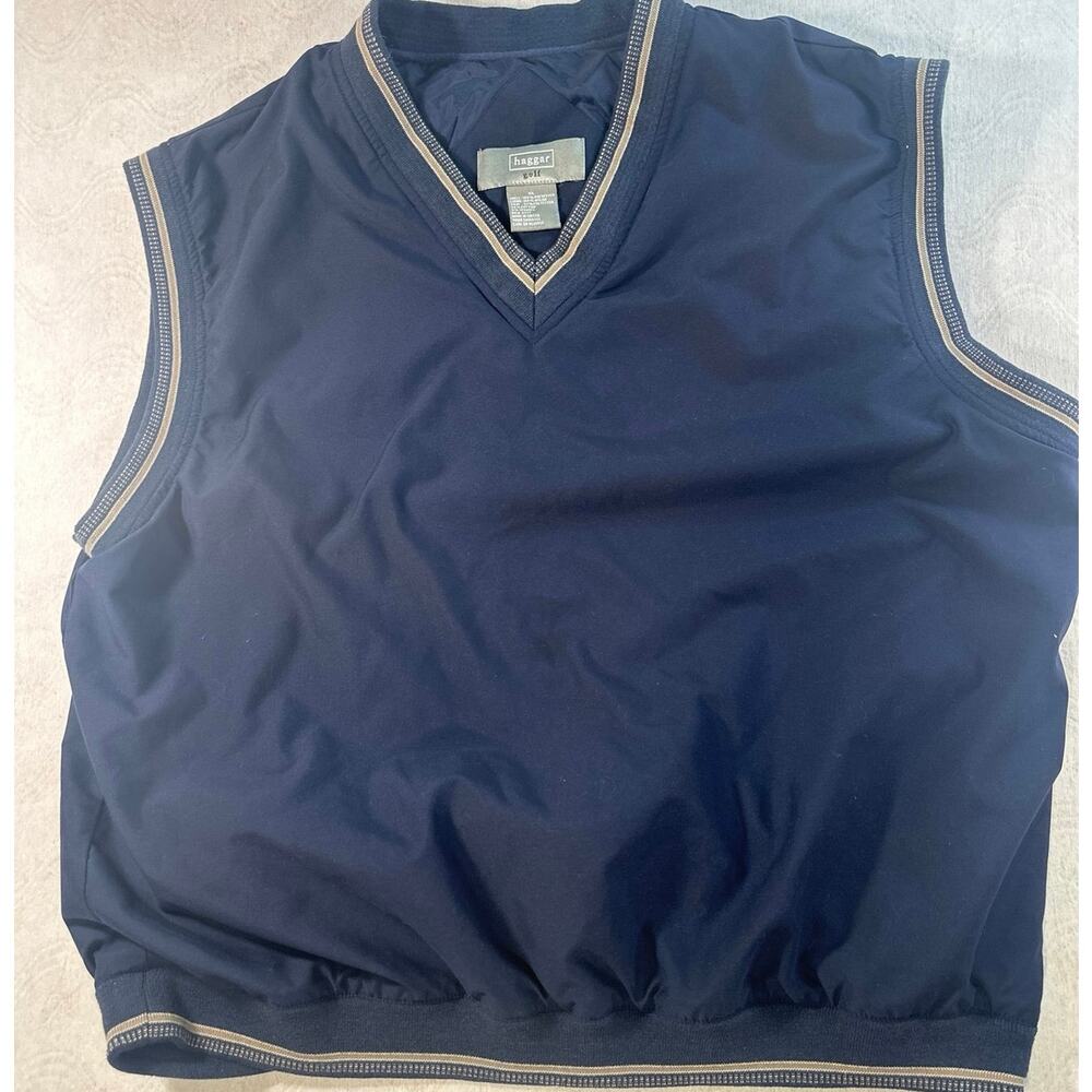 This Haggar Golf navy vest a v-neck design w/contrasting striped trim mens XL